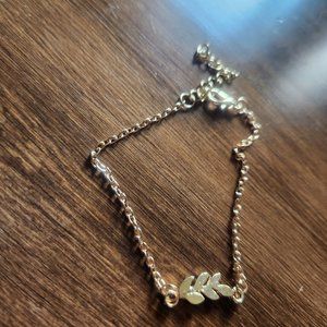 7.5" Gold Tone Leaf Theme Bracelet Nature Style Fashion Design Casual Simple NWT
